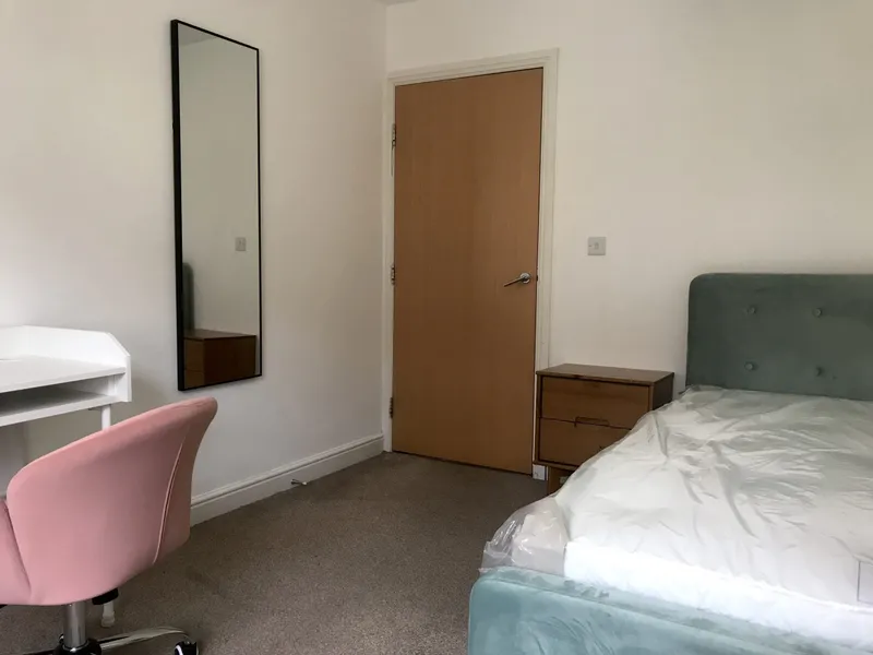 Spacious 2 Bed Flat // Jul 2026 - Image 5